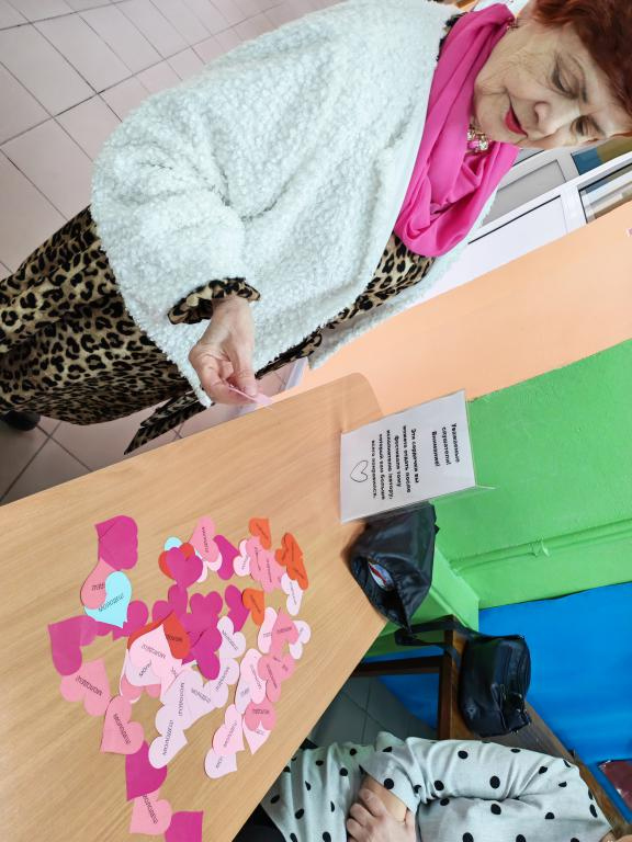 На входе зрителям и участникам концерта давали сердечки, который можно было вручить понравившемуся исполнителю. Фото: Константин Бобылев, "Глобус"
