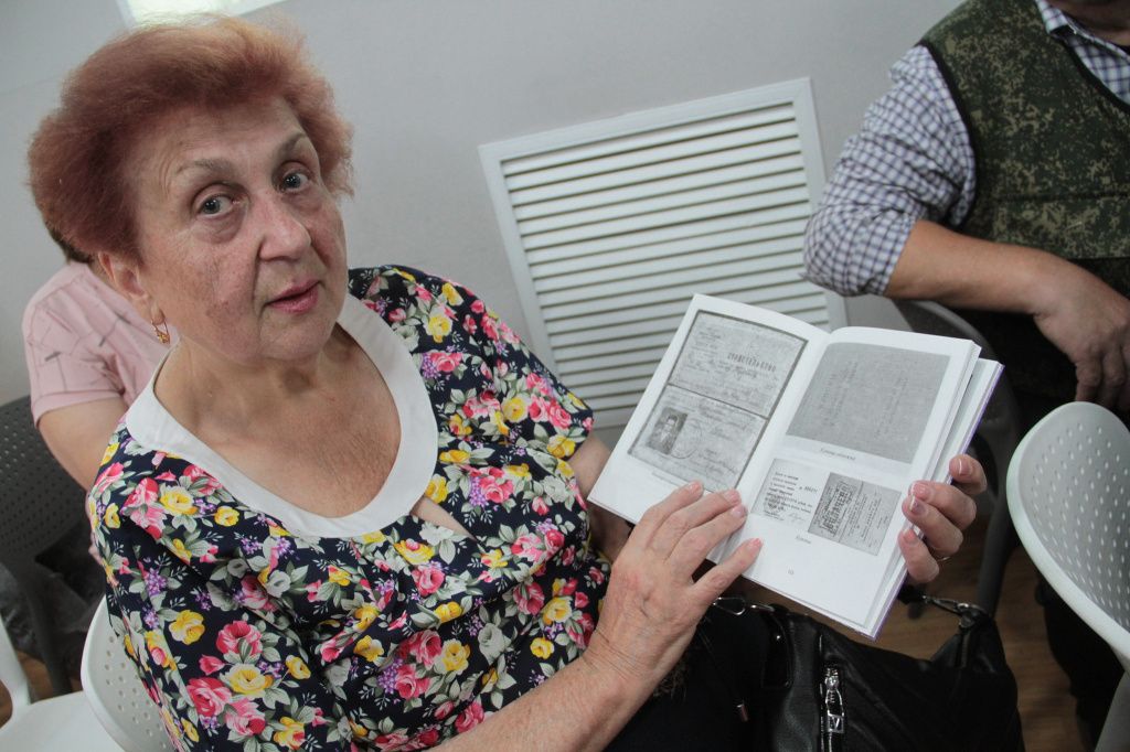 В книге 19 историй, в том числе рассказывается о семье Василия Плужника, папы татьян Урванцевой. Фото: Константин Бобылев, "Глобус"