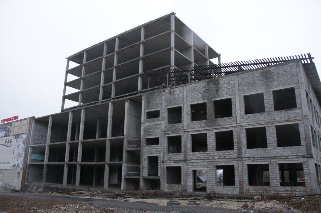 Долгострои на улице Заславского портят весь вид, но они не принадлежат городу, у строений есть собственники. Фото: Константин Бобылев, архив "Глобуса"