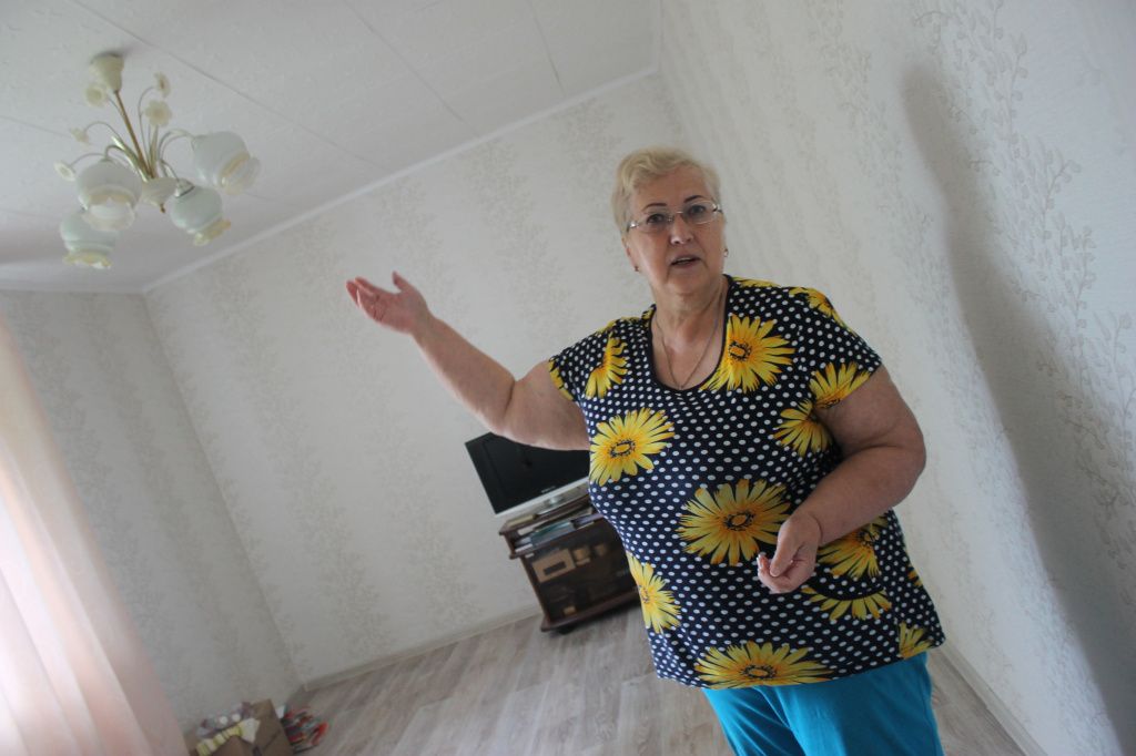 Татьяна Георгиевна показывает свою светлую, чистую отремонтированную гостиную. Фото: Мария Чекарова, "Глобус"