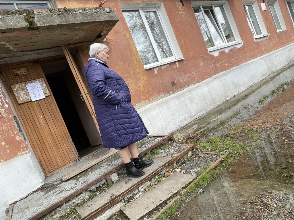 Мох на козырьке, трава на крыльце. Люди просят сделать двускатный козырек над подъездом. Фото: Анна Куприянова, "Глобус"