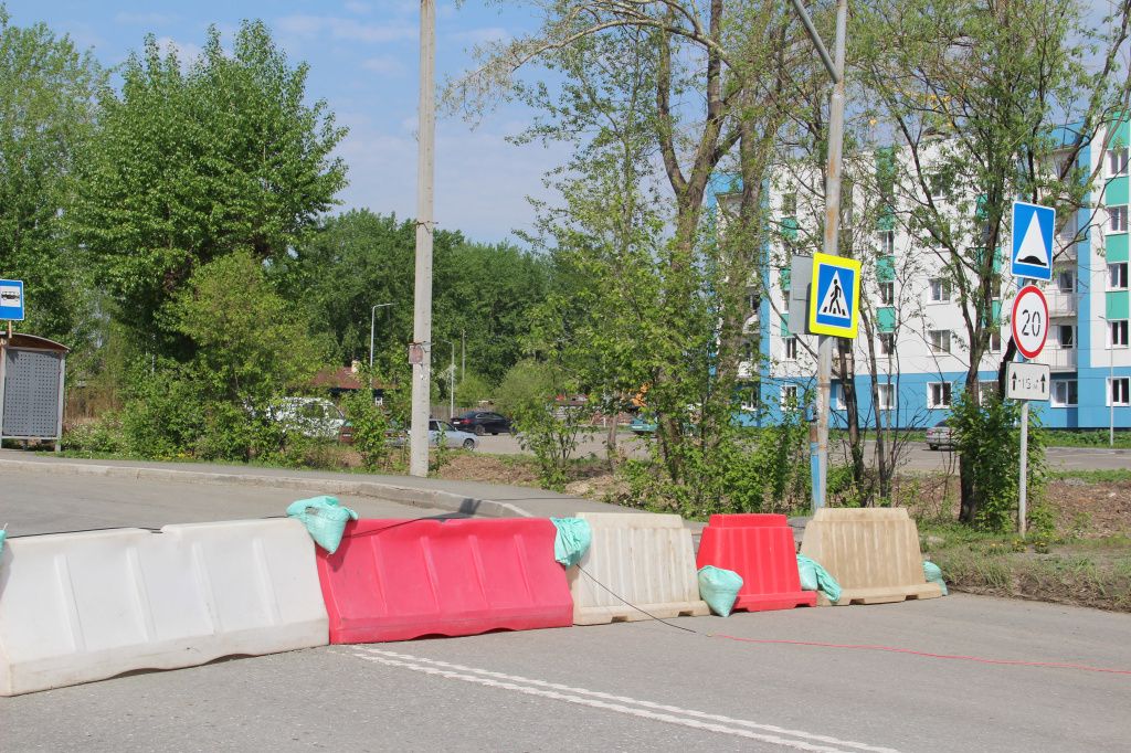 На дороге установлены барьеры. Фото: Анна Куприянова, "Глобус"