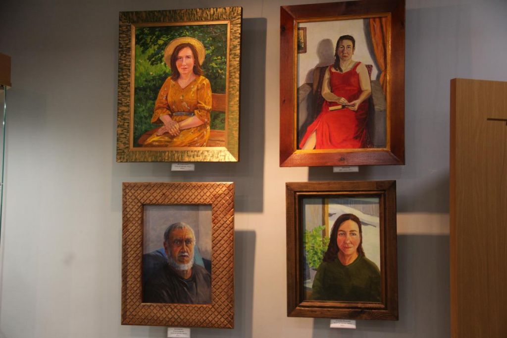 Часть выставки Эдуарда Хакимьянова посвящена семье. Фото: Анна Куприянова, "Глобус"