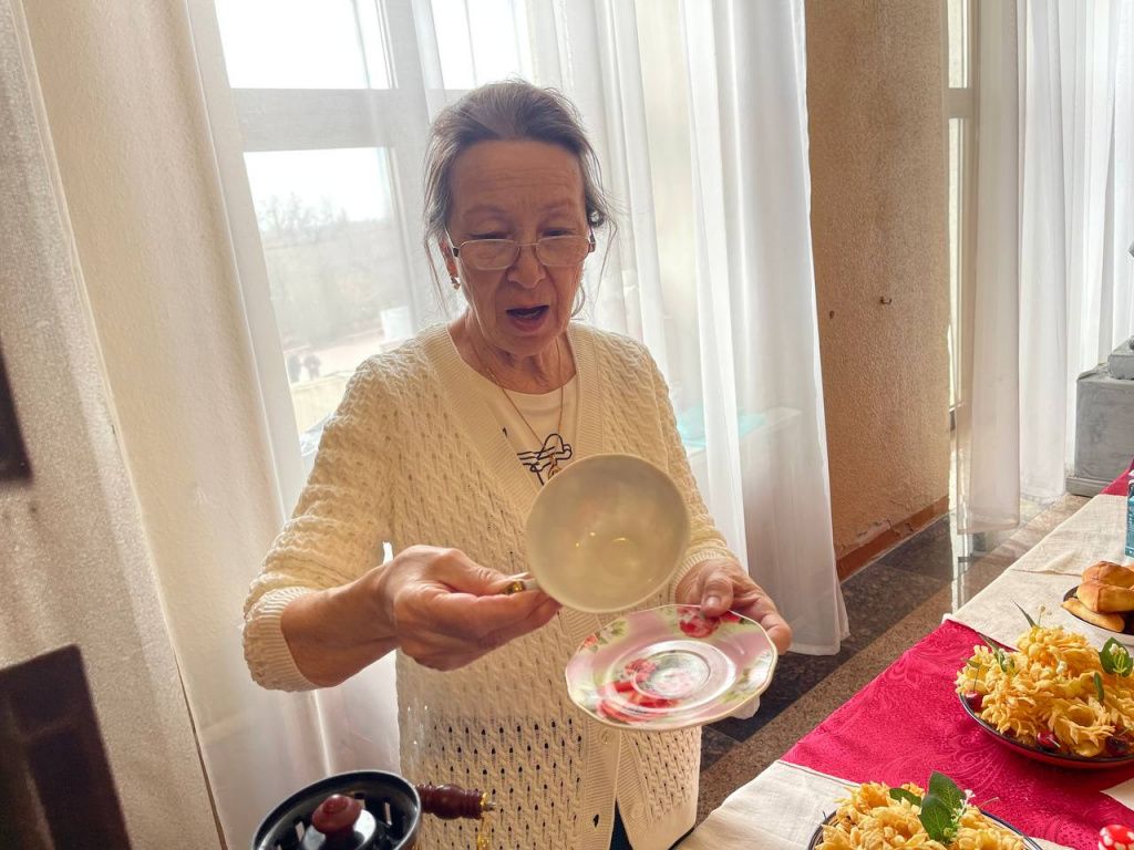 Флюра Рамазанова рассказала, что сейчас такие кружки из тонкого фарфора найти сложно. Фото: Анна Куприянова, "Глобус"