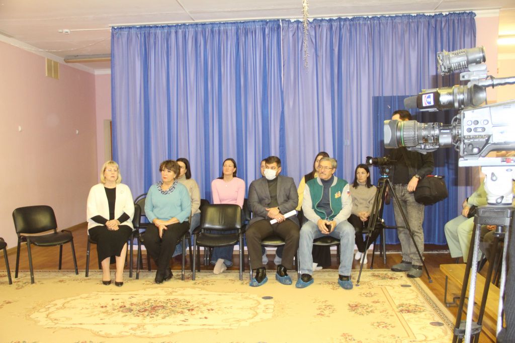 На собрание в "Умку" пришли официальные лица и родители дошколят. Фото: Анна Куприянова, "Глобус"