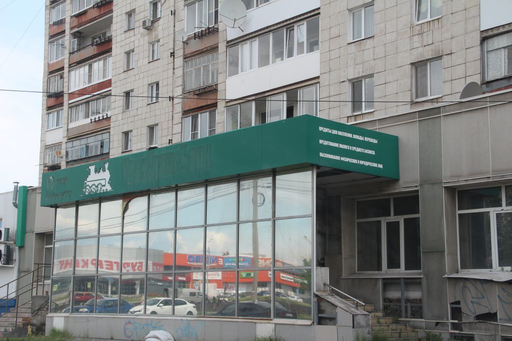Горожанин удивляется - вывеска есть, а самого предприятия уже нет и в помине. Фото: Анна Куприянова, "Глобус" Горожанин удивляется - вывеска есть, а самого предприятия уже нет и в помине. Фото: Анна Куприянова, "Глобус"