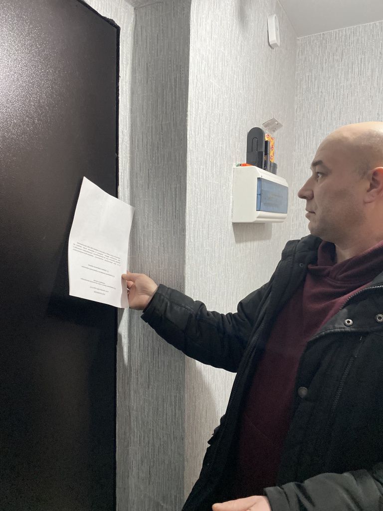Максим Татауров проверяет наличие сквозняка в квартире. Фото: Анна Куприянова, "Глобус"