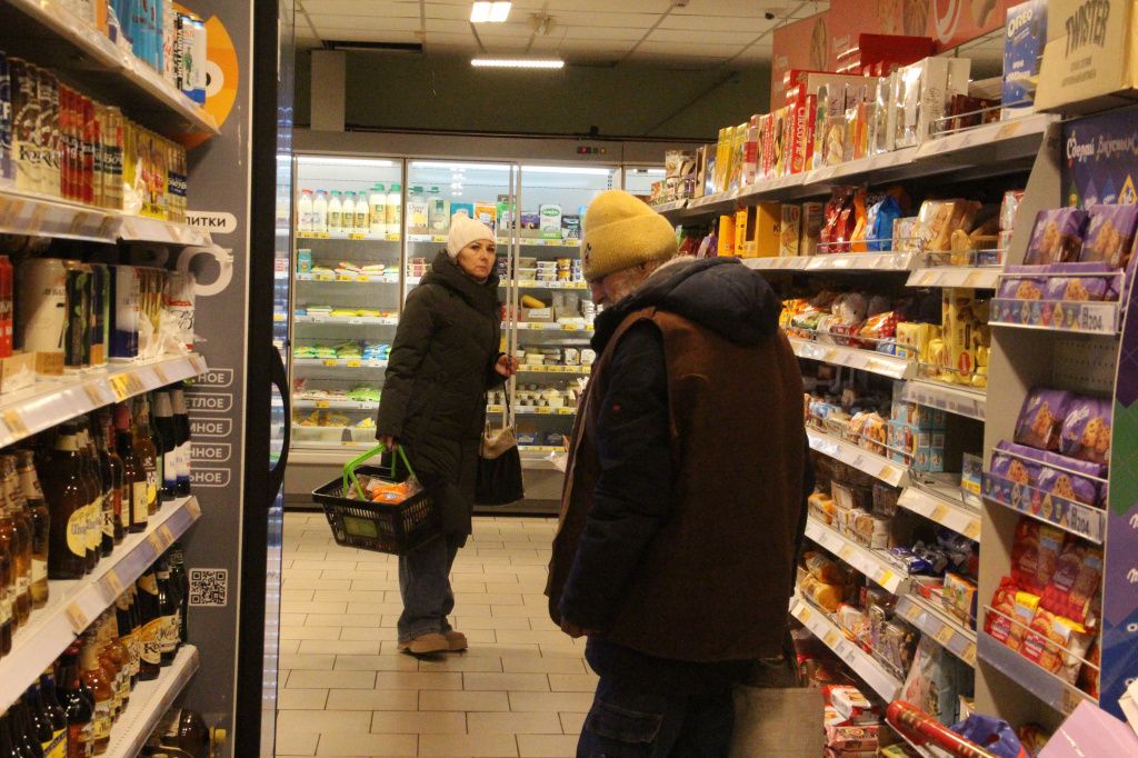 За продуктами Павел Золотухин заходит в соседнюю "Пятерочку". Фото: Анна Куприянова, "Глобус"