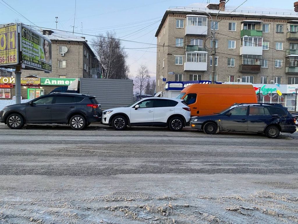 В Серове произошло массовое ДТП. На улице Ленина столкнулись 4 машины |  Происшествия | СеровГлобус.ру