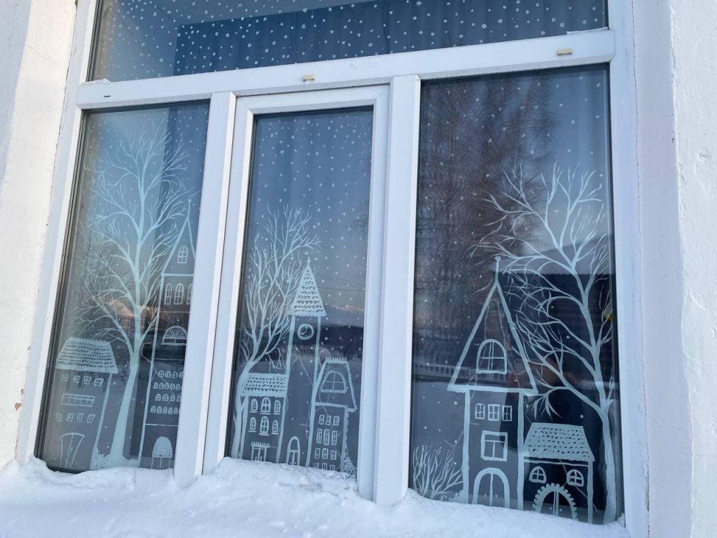 Не только мороз украсил окна, но и талантливые художники. Фото: Анна Куприянова, "Глобус"
