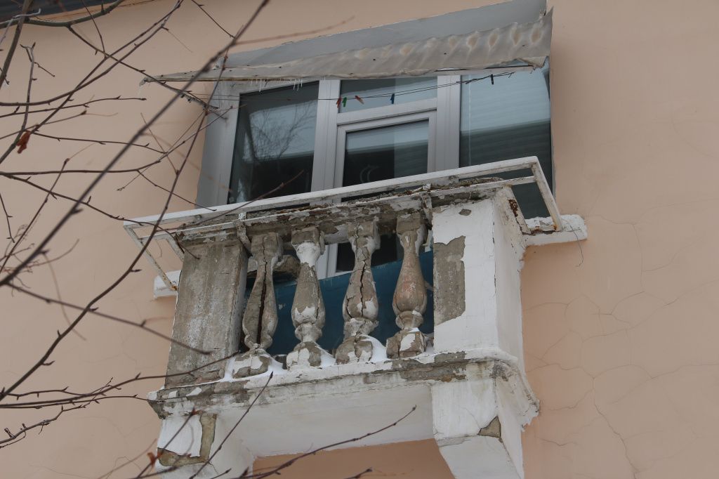 По словам Владимира Конончука, балясины на балконе также ремонтировали в 2019 году. Фото: Анна Куприянова, "Глобус"