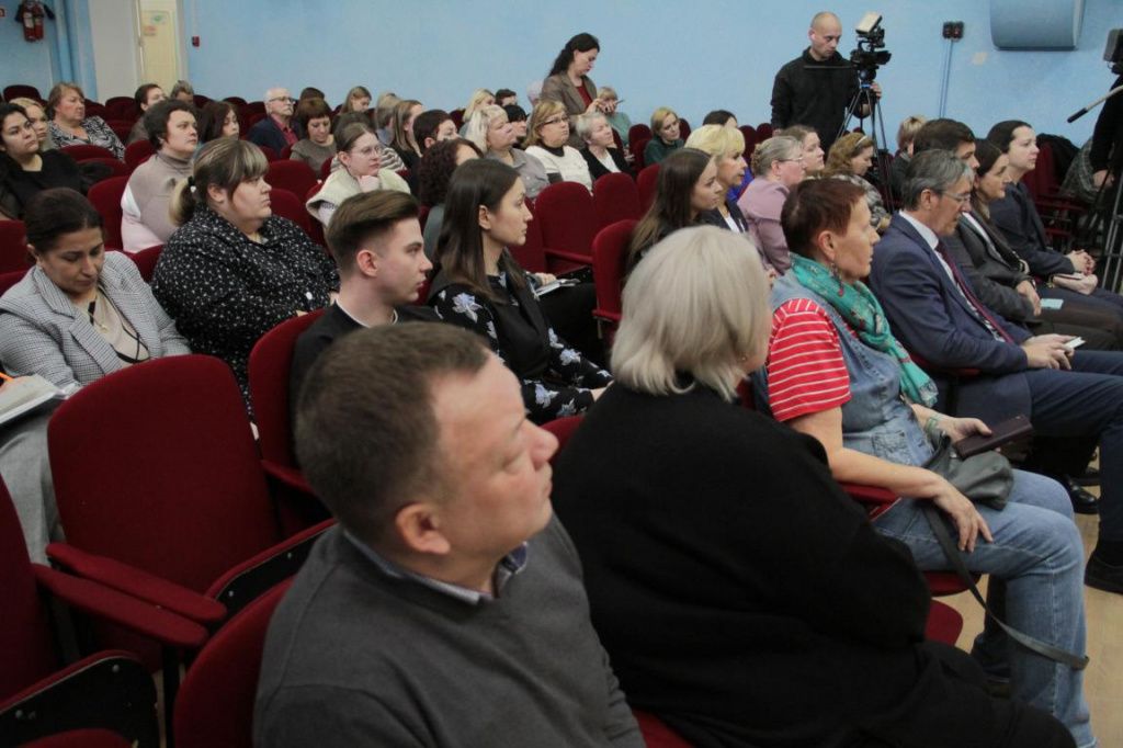 Глава заверил педагогов, что увольнений в связи со сложившейся ситуацией не будет: "Мы никого не сокращаем, мы никого не увольняем". Фото: Константин Бобылев, "Глобус"