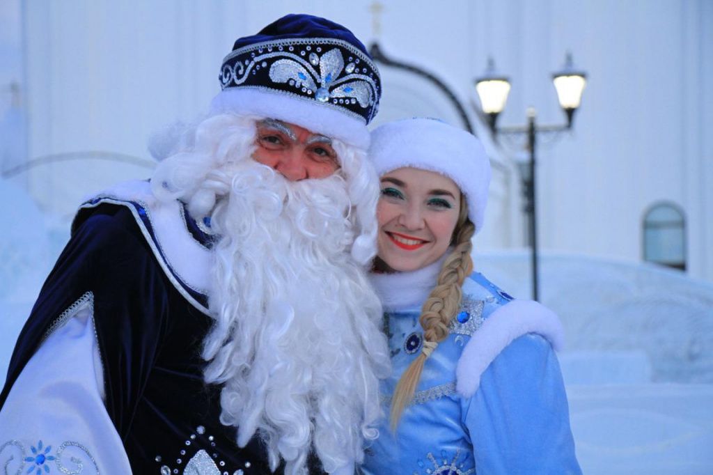 Церемонию вели дед Мороз и Снегурочка. Фото: Константин Бобылев, "Глобус"