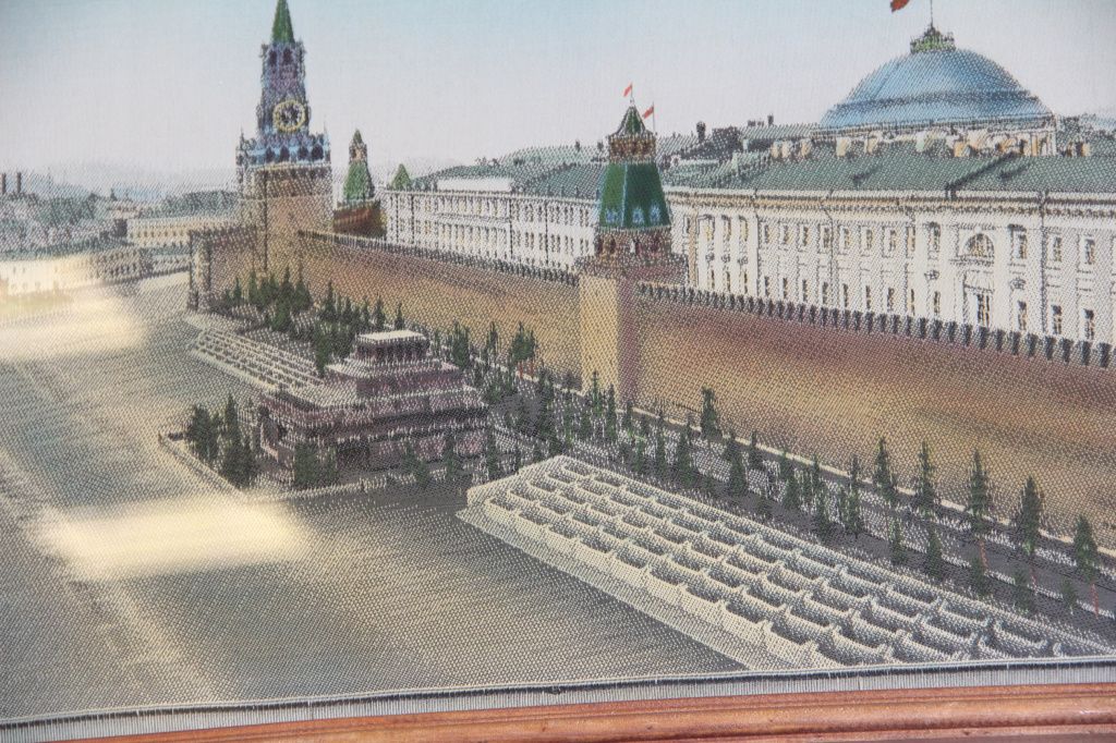 Вышивку на шелке серовчанам подарила делегация из Пекина. Фото: Анна Куприянова, "Глобус"