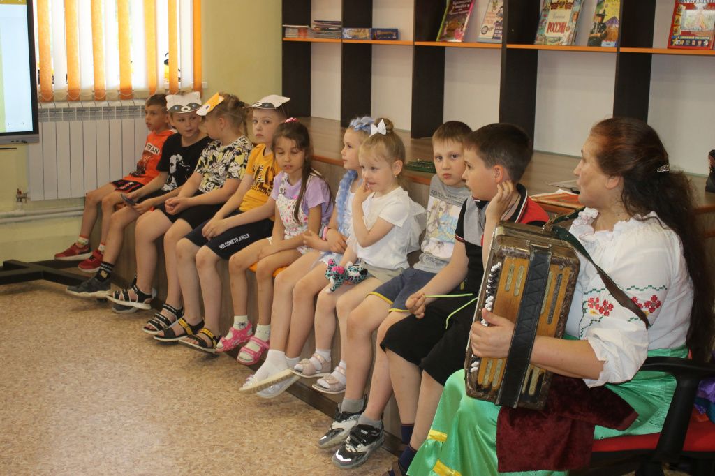 На мастер-классе "Песенные посиделки" ребятам рассказывали о народных песнях и музыкальных инструментах. Фото: Мария Чекарова, "Глобус"