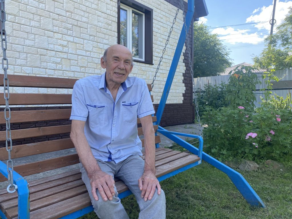 Во дворе у Александра Кузнецова стоят качели. Их мужчина сделал ко дню рождения внучки. Фото: Анна Куприянова, "Глобус" Во дворе у Александра Кузнецова стоят качели. Их мужчина сделал ко дню рождения внучки. Фото: Анна Куприянова, "Глобус"