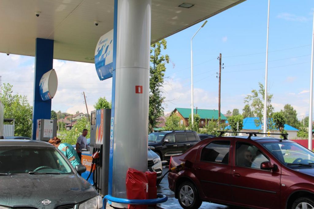 Особого ажиотажа на заправке по улице Кирова нет. Фото: Анна Куприянова, "Глобус"