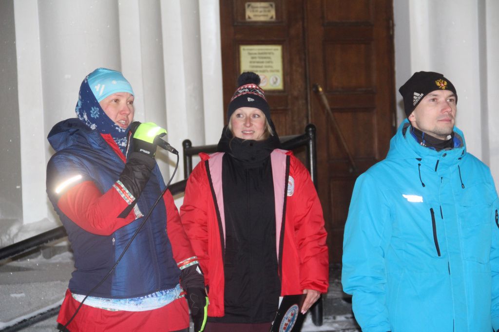Анна Миленина (слева) пожелала спортсменам красивой лыжни. Фото: Анна Куприянова, "Глобус"