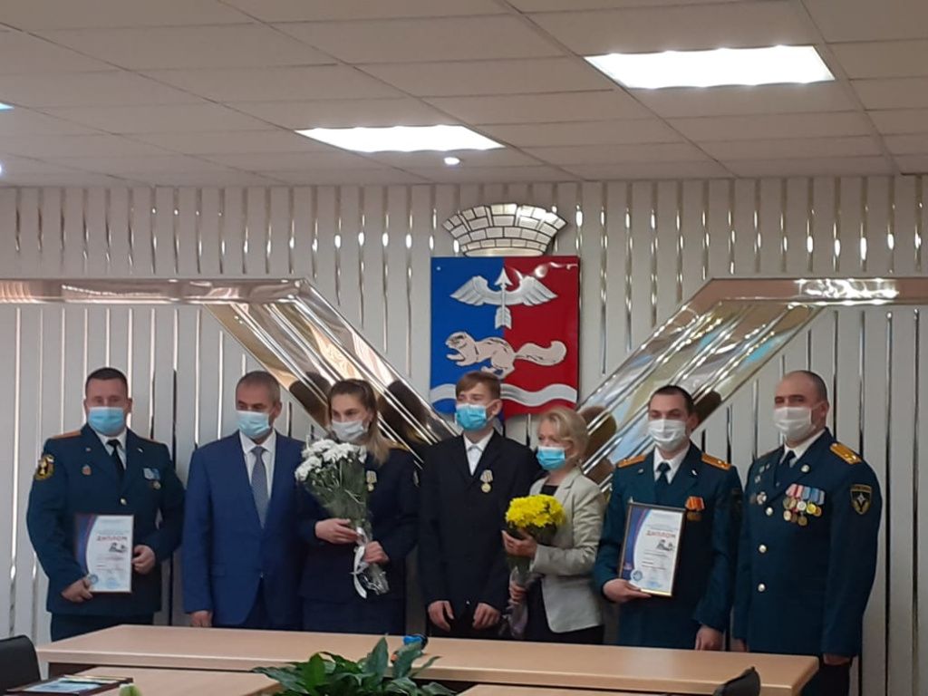 Медалью МЧС Анастасию и еще нескольких жителей севера области, отметившихся спасением людей, наградили в Краснотурьинске. Фото: пресс-служба ГУФСИН России по Свердловской области