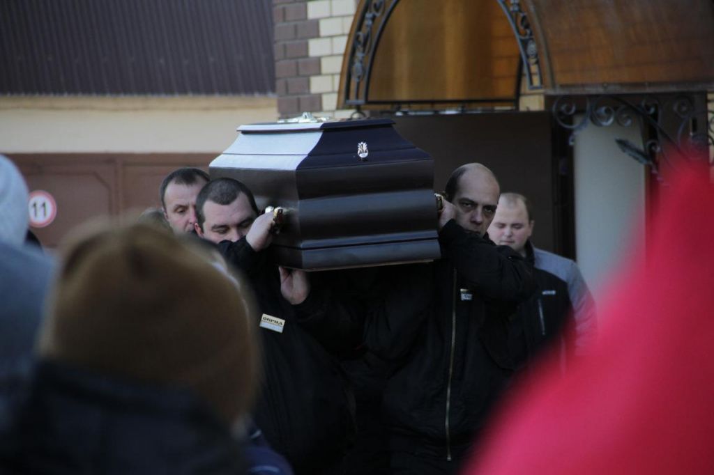 Мужчину предали земле на "Аллее Славы" городского кладбища. Фото: Константин Бобылев, "Глобус" Мужчину предали земле на "Аллее славы" городского кладбища. Фото: Константин Бобылев, "Глобус"