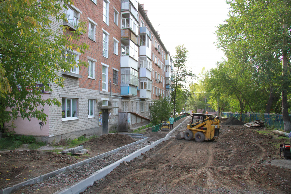Работы во дворе дома №13 по улице Каляева идут полным ходом. Фото: Константин Бобылев, "Глобус"