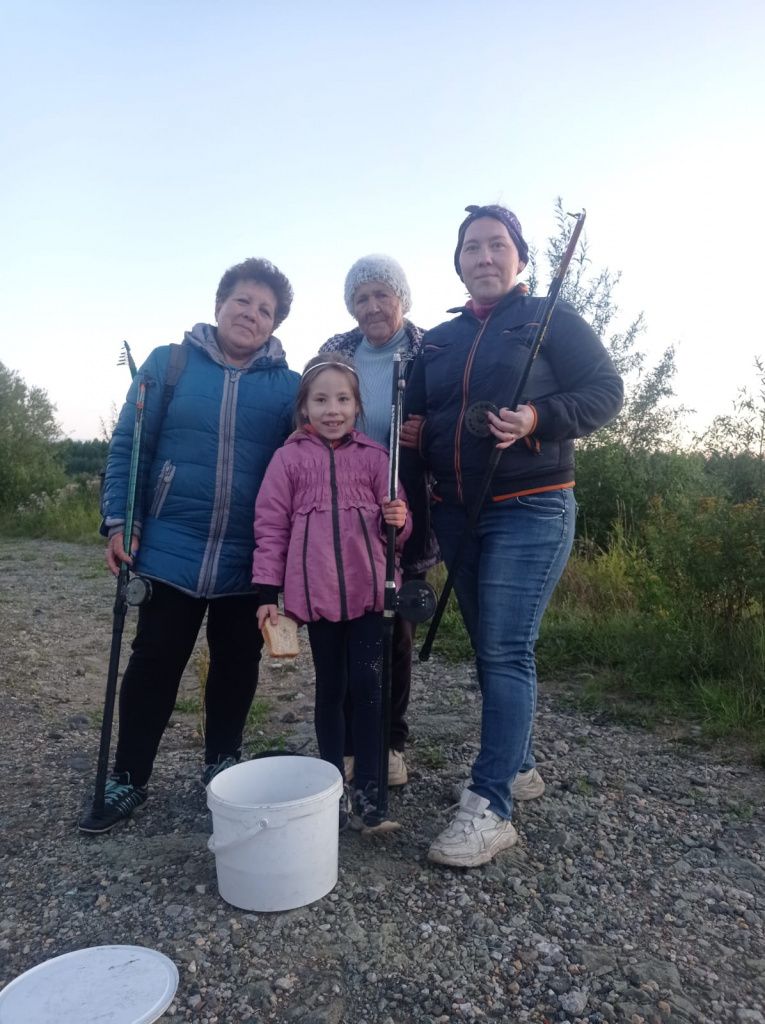 Раиса Афанасьевна (на фото в центре) любит брать с собой на рыбалку младшую правнучку. Фото: Оксана Гедрайтис