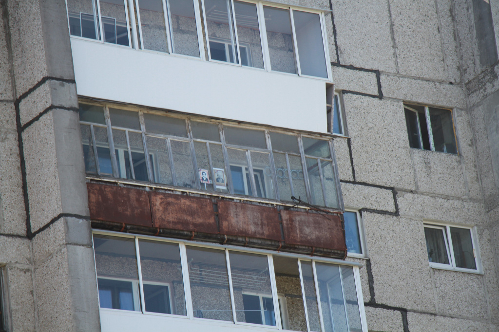 Кто-то подошел к украшению балкона минималистично. Фото: Константин Бобылев, "Глобус"
