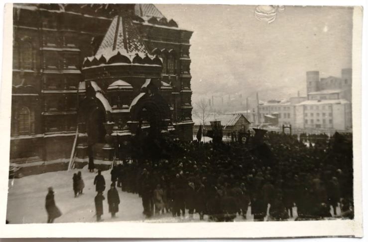 1929 год. Митинг в день закрытия собора. Фото из фондов Серовского исторического музея, с сайта goskatalog.ru