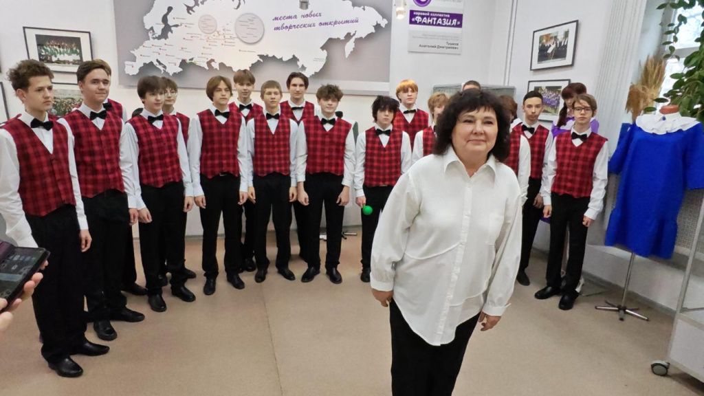 Хоровая группа хора “Мальчиши”. Коллектив возглавляет выпускница студии 1986 года Наталья Сивкова. Фото: Константин Бобылев, "Глобус" Хоровая группа хора “Мальчиши”. Коллектив возглавляет выпускница студии 1986 года Наталья Сивкова. Фото: Константин Бобылев, "Глобус"