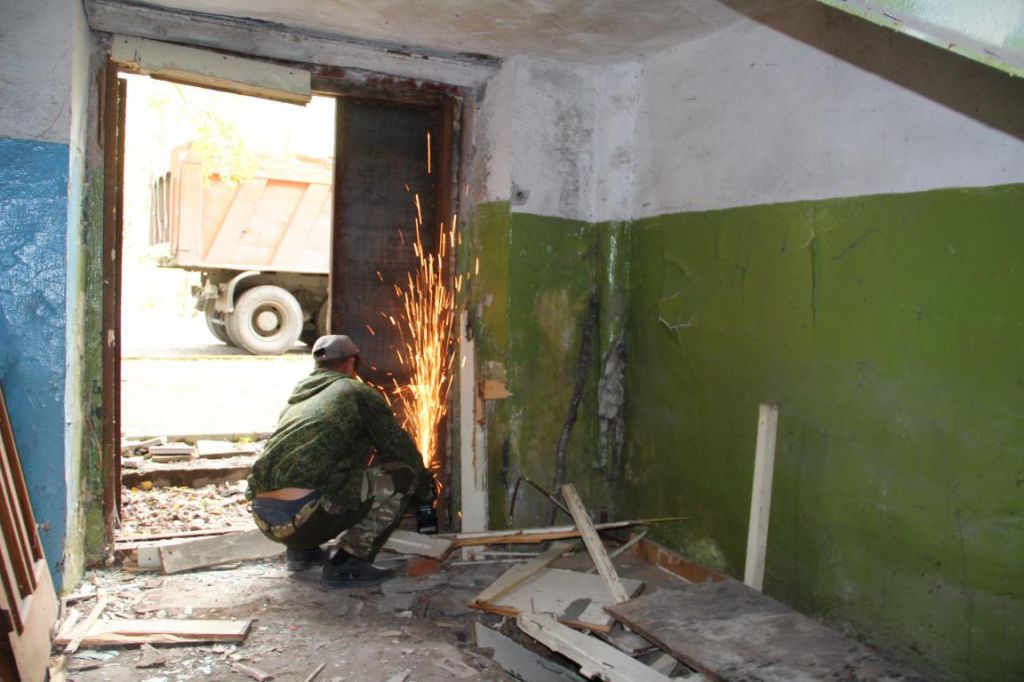 Демонтаж входных дверей. Фото: Анна Куприянова, "Глобус"