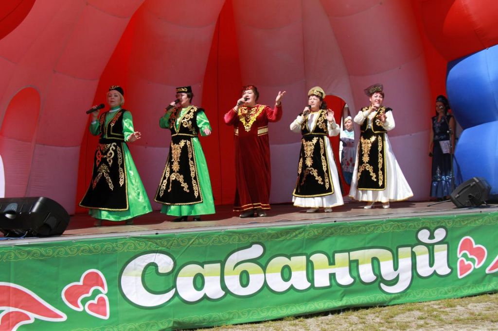 Со сцены звучали песни, как на татарском языке, так и на русском. Фото: Константин Бобылев, "Глобус"