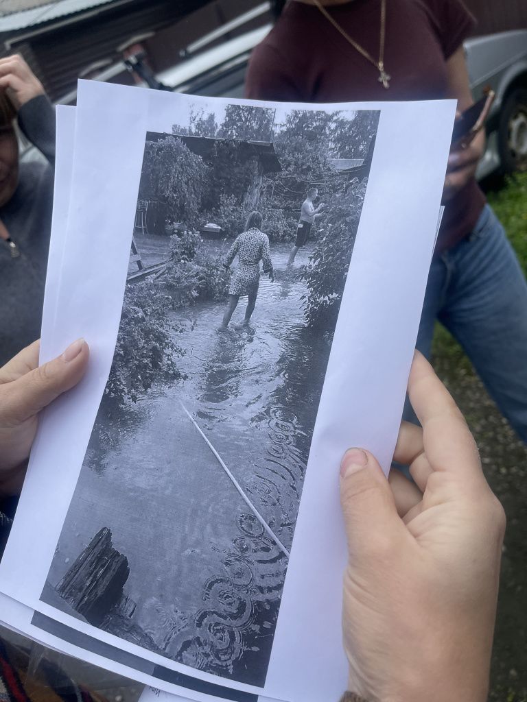 Результаты подтопления жители сфотографировали, чтобы показать их в прокуратуре. Фото: Анна Куприянова, "Глобус" Результаты подтопления жители сфотографировали, чтобы показать их в прокуратуре. Фото: Анна Куприянова, "Глобус"
