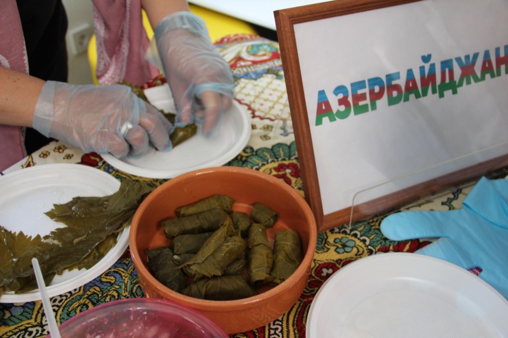 Всех желающих потчевали приготовленной заранее долмой. Фото: Анна Куприянова, "Глобус"