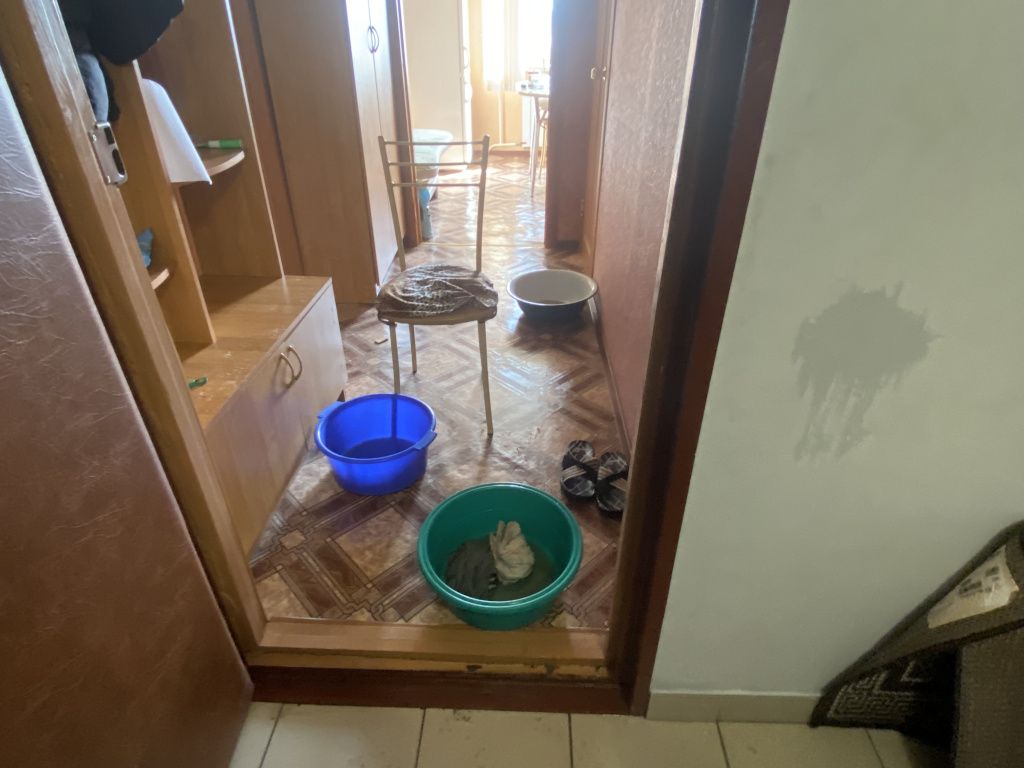 Спустя несколько часов после затопления вода все еще стекала в подставленные емкости. Фото: Анна Куприянова, "Глобус"
