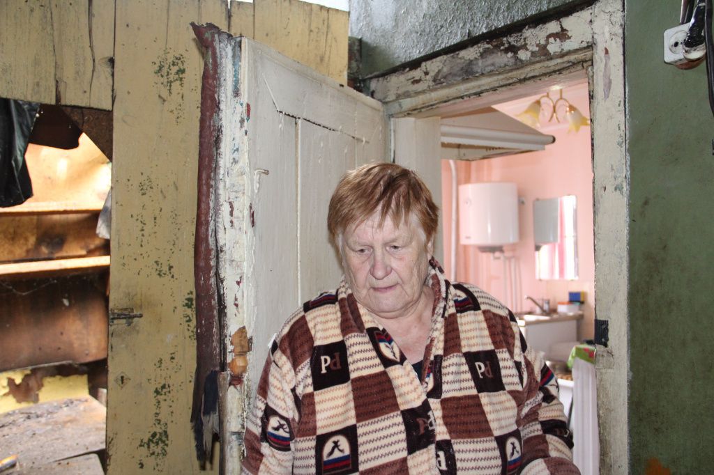 Галина Прямицына не знает, что могло стать причиной пожара. Фото: Анна Куприянова, "Глобус"