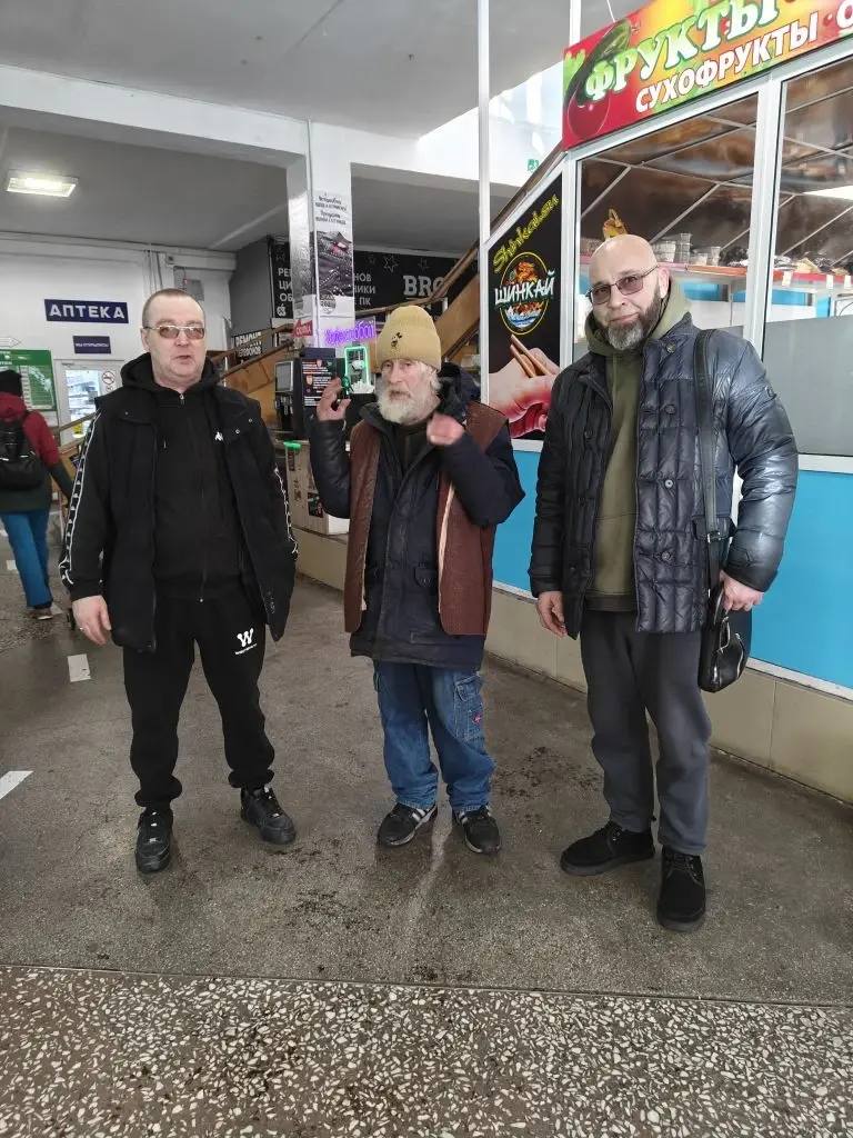 Александр Козлов (справа) свозил бездомного в полицию, соцзащиту. Нашел человека, которой может приютить БОМЖа Павла. Фото предоставил Александр Козлов