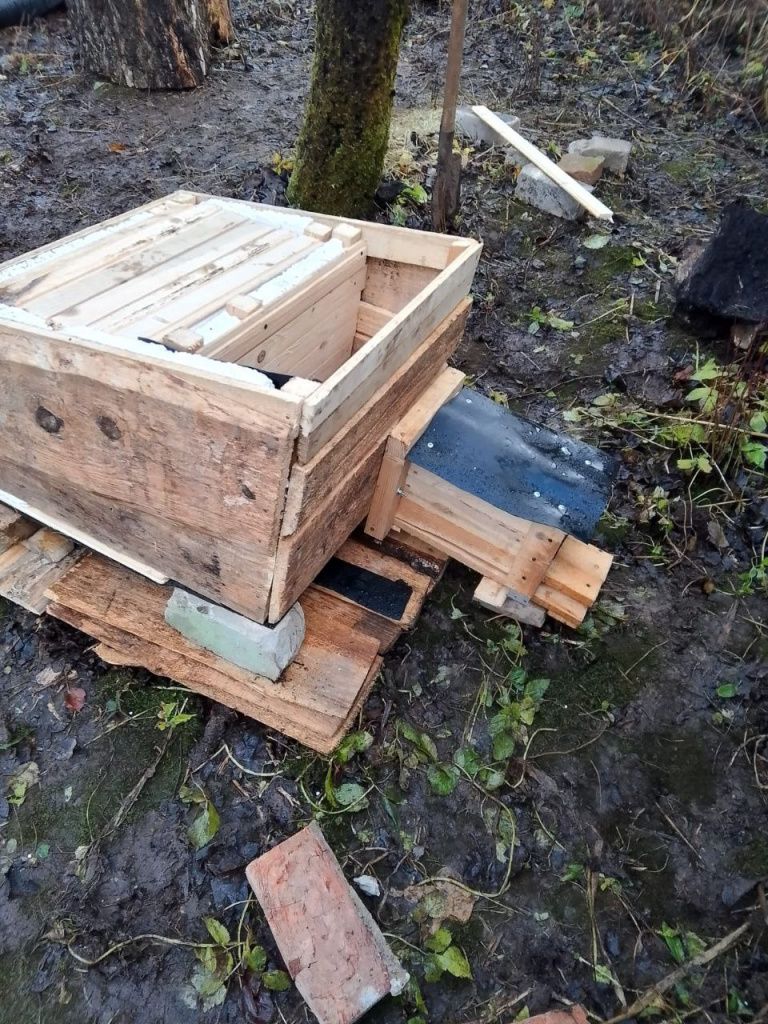 Из домика сделан спуск (вход/выход) «на улицу». Для плавной стыковки с землей – будет добавлен грунт у входа. Фото предоставлено Вячеславом, специально для серовской газеты «Глобус»