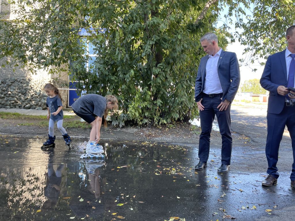 Похоже, луже рады только дети. Фото: Анна Куприянова, "Глобус"