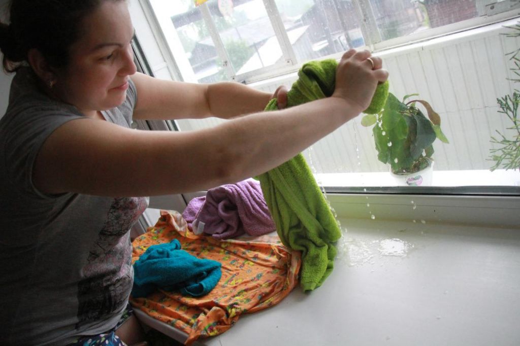 Любовь говорит, что полотенца намокают буквально за 5 минут. Фото: Константин Бобылев, "Глобус"