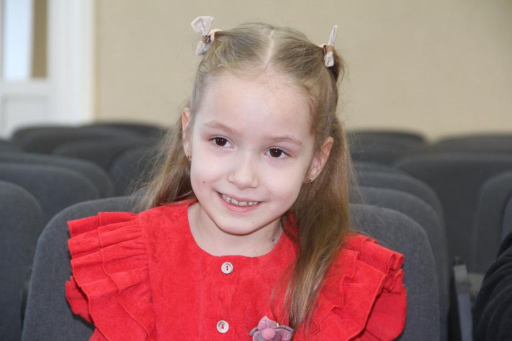 Стефания Узюмова призналась, что ее главное желание - ходить - уже сбылось, а умная колонка ей будет петь песни и рассказывать сказки. Фото: Анна Куприянова, "Глобус"