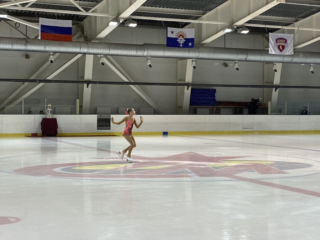 Перед матчем на льду выступала юная фигуристка. Фото: Анна Куприянова, "Глобус"