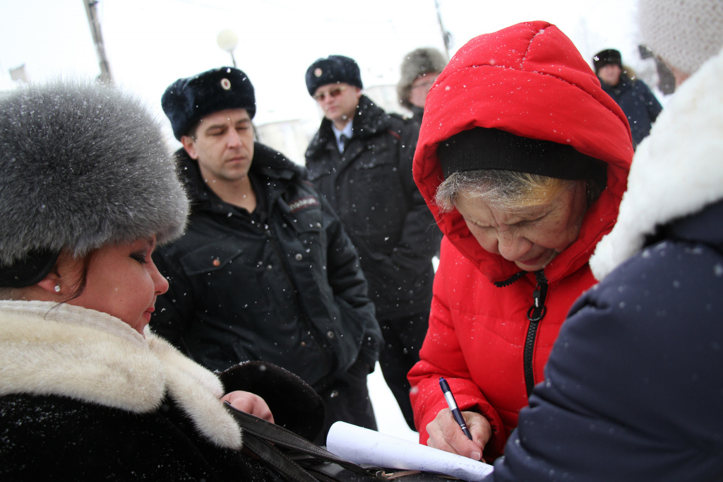 Сбор подписей под обращением к властям в Серове. Фото: Константин Бобылев, "Глобус"