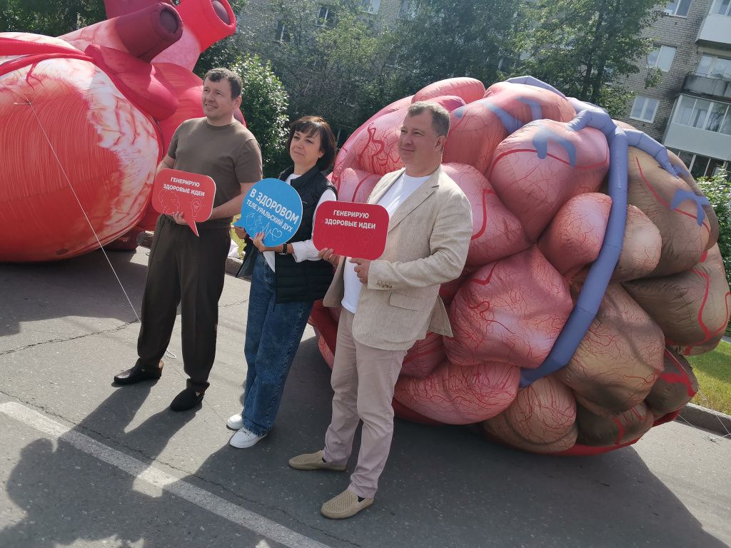 Глава Серова Василий Сизиков, председатель Думы Ольга Чернецова и депутат ЗакСо Дмитрий Жуков сфотографировались с мозгом. Фото: Константин Бобылев, "Глобус" Глава Серова Василий Сизиков, председатель Думы Ольга Чернецова и депутат ЗакСо Дмитрий Жуков сфотографировались с мозгом. Фото: Константин Бобылев, "Глобус"