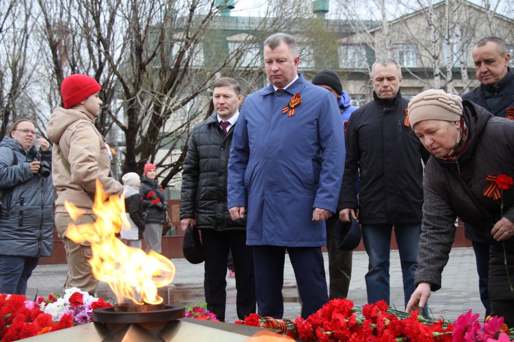 Глава Серова Василий Сизиков отметил, что сохранение памяти о воинах, погибших в годы ВОВ, важно для будущих поколений. Фото: Константин Бобылев, «Глобус»