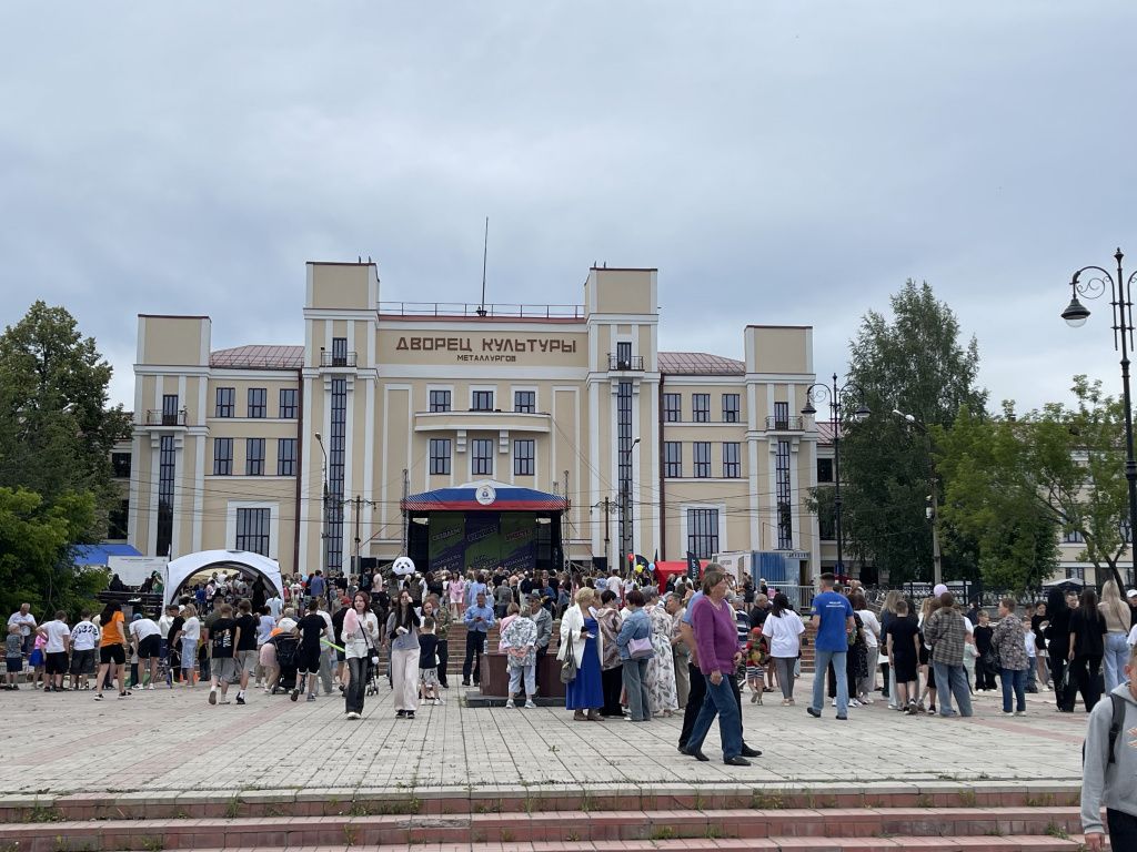 Субботним вечером у ДКМ было многолюдно. Фото: Анна Куприянова, "Глобус"