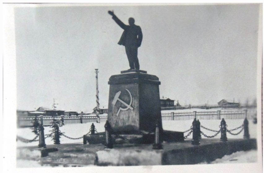 Первый памятник Ленину в Серове был открыт 1 мая 1925 года. Фото из фондов Серовского исторического музея, с сайта goskatalog.ru