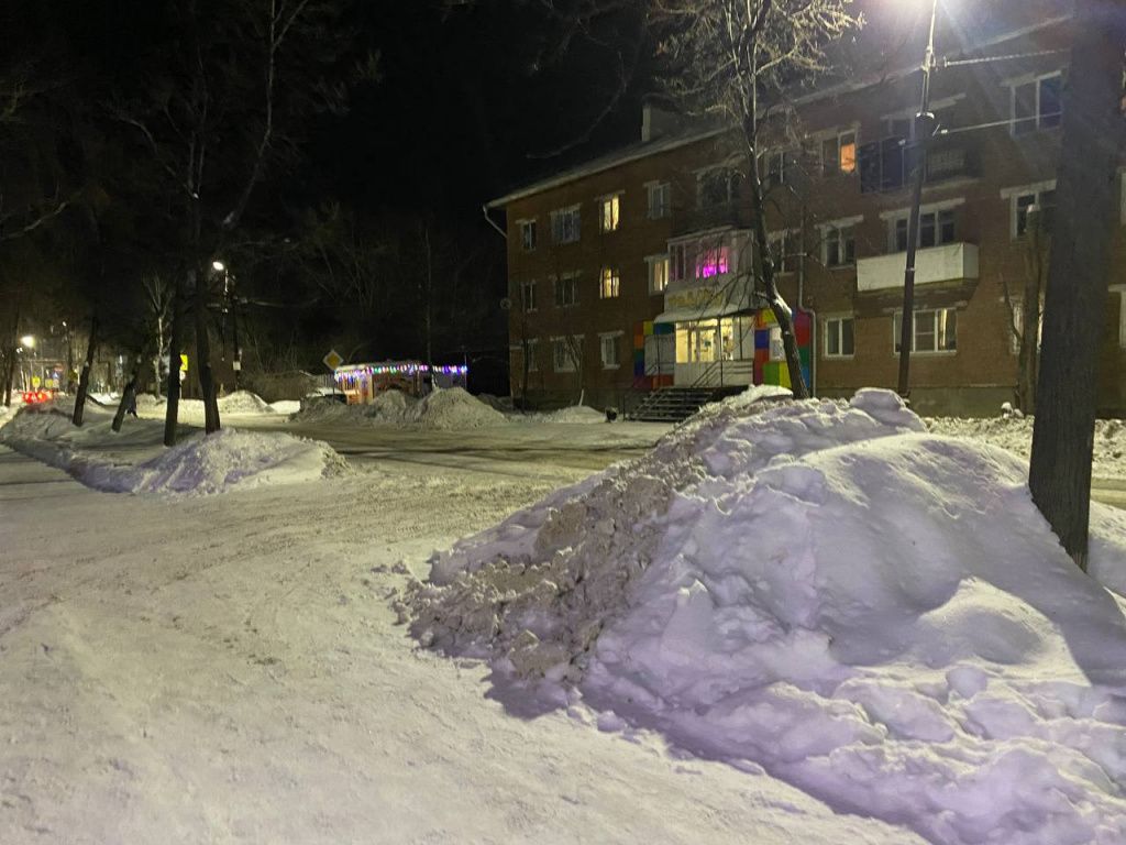 Из-за этой кучи снега сервочанка чуть не попала в ДТП. Фото предоставлено читательницей "Глобуса", попросившей не называть ее имени в СМИ