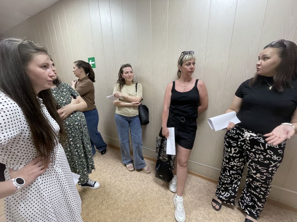 Чтобы отстоять садик, мамы воспитанников пришли в Управление образования. Фото: Анна Куприянова, "Глобус" Чтобы отстоять садик, мамы воспитанников пришли в Управление образования. Фото: Анна Куприянова, "Глобус"