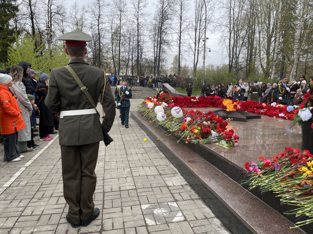 У "Вечного огня" серовчане несли "Вахту Памяти". Фото: Анна Куприянова, "Глобус"
