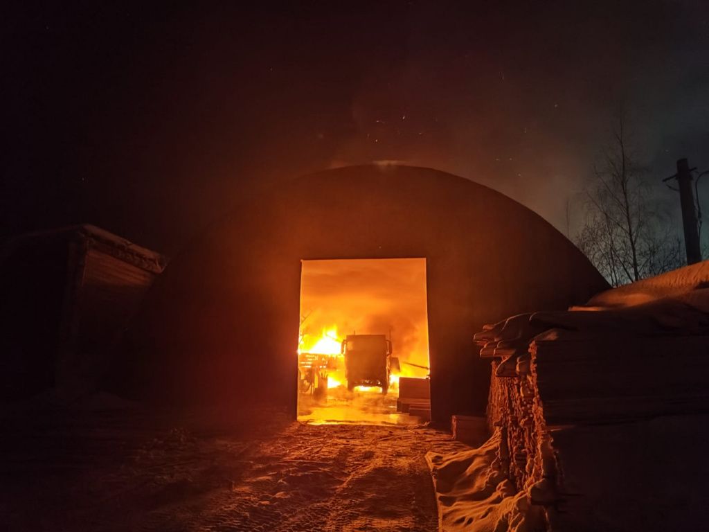 В ангаре находился грузовой автомобиль. Фото предоставлено 56-й ПСЧ